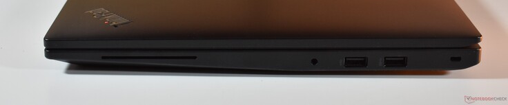 rechts: Smartcard-Leser, 3.5mm Audio, USB-A 2.0, USB A 3.2 Gen 1, Kensington Lock