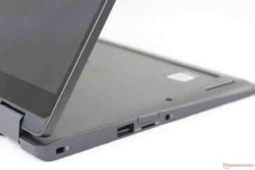 Die Scharniere sind gleichmäßig stabil und knarzen beim Ändern des Öffnungswinkels nicht. Beim Verwindungsversuch gibt die Unterseite ein leises Knarzen von sich