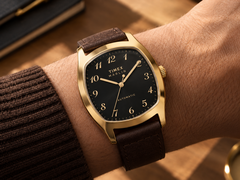 Die Timex Marlin Tonneau TW2Y84500IK besitzt ein goldfarbenes Gehäuse