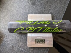 Der Akku hat Zellen von Samsung oder Panasonic und bringt nur 2,24 Kilogramm auf die Waage.