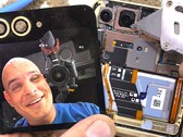 Der Durability-Test und Teardown von Zack Nelson liefert viele spannende Detailinformationen zum Samsung Galaxy Z Flip6. (Bildquelle: JerryRigEverything)
