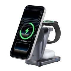 Mit der Ladestation lassen sich drei Geräte gleichzeitig aufladen