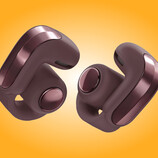 Die Bose Ultra Open Earbuds der zweiten Generation in der Farbvariante Cherry Chocolate