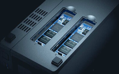SSDs lassen sich in beide Speicher noch zusätzlich installieren (Bildquelle: Synology)