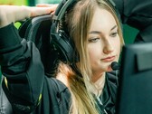 Streamerin mit Gaming-Headset und Mikrofon vor einem Bildschirm während einer Live-Übertragung