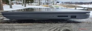 Anschlüsse rechts mit SD-Kartenleser und USB-A 2.0