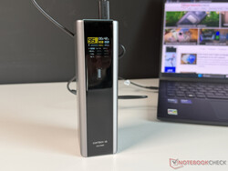 Cuktech 15 Ultra beim Laden eines Notebooks