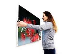 Der komplett drahtlose Displace TV "saugt" sich durch ein Vakuum an einer Wand fest. (Bild: Displace)