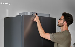 Der Jackery FridgeGuard hat ein kleines LCD