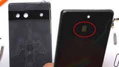 Diese Aussparung im Google Pixel 7a ist wohl für den Näherungssensor, auch wenn das Teardown-Video von JRE etwas anderes suggeriert.