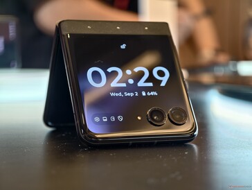 Das Razr 70 with Crystals im Hands-On.