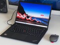 Lenovo verkauft das ThinkPad T14s Gen 4 AMD momentan mit deutlichen Rabatten (Bildquelle: Andreas Osthoff)