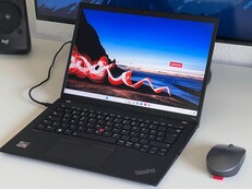 Lenovo verkauft das ThinkPad T14s Gen 4 AMD momentan mit deutlichen Rabatten (Bildquelle: Andreas Osthoff)