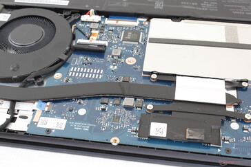 Die Kühlung besteht aus einer einzigen langen Heatpipe sowie einem mit ca. 55-60 mm relativ großen Lüfter
