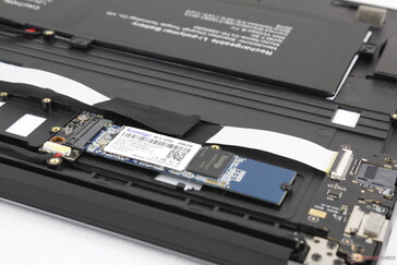 Der Zugriff auf den primären M.2-Steckplatz erforder das Entfernen der Bodenplatte