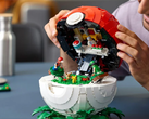 Das durchgesickerte LEGO-Pokémon-Set zeigt einen großen, aufklappbaren Pokéball. Dieser teilt sich in zwei Teile und gibt ein zweistöckiges Diorama frei.