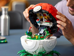 Das durchgesickerte LEGO-Pokémon-Set zeigt einen großen, aufklappbaren Pokéball. Dieser teilt sich in zwei Teile und gibt ein zweistöckiges Diorama frei.
