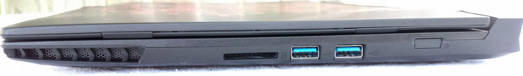 rechts: SD-Kartenleser, 2x USB 3.0 Typ A, Powerbutton