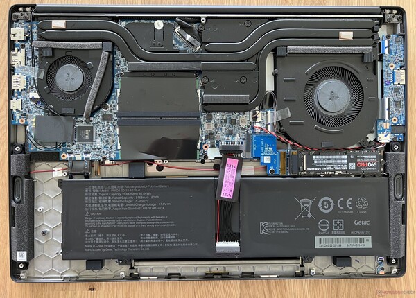 Gesockelter RAM und zwei M.2-Slots - das Schenker Vision 16 Pro bietet tolle Wartungsmöglichkeiten (Bild: Andreas Osthoff)