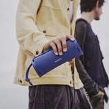 Der tragbare Bluetooth-Lautsprecher Sony ULT Field 1 in Smoke Blue.