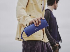 Der tragbare Bluetooth-Lautsprecher Sony ULT Field 1 in Smoke Blue.