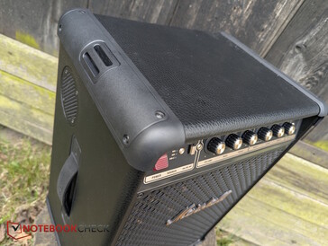 PU-Leder oben und seitlich sowie verstärkte Kanten und Tragegriff