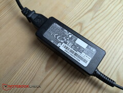 Das besonders kleine Netzteil des Schenker Connect 15