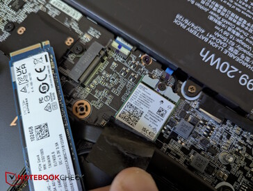 Wi-Fi-Modul sitzt unter einer der SSDs