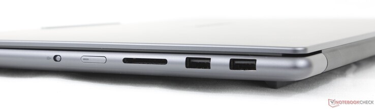 Rechts: Kamera-Killschalter, Power-Taste, SD-Kartenleser, 2x USB-A (10 Gbps)