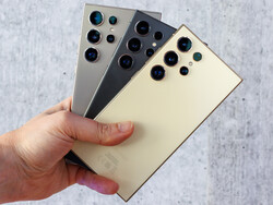 Das Galaxy S24 Ultra in Grau, Schwarz und Gelb.