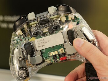 Der Akku soll sich wechseln lassen, dafür muss der Controller aber aufgeschraubt werden
