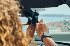 Eine kleine Dashcam (im Bild Nextbase Piqo) ist schnell eingebaut, ...