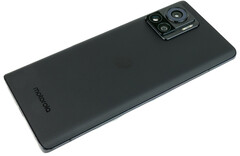 Anstelle von rund 900 Euro ist das Motorola Edge 30 Ultra mittlerweile auf einen Deal-Preis von 540 Euro gefallen (Bild: Notebookcheck)