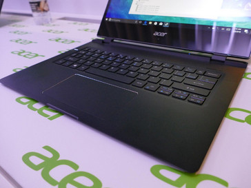 Die Webcam ist unter dem Display angebracht, das Touchpad nicht klickbar