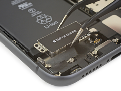 Die Taptic Engine im iPhone 11.