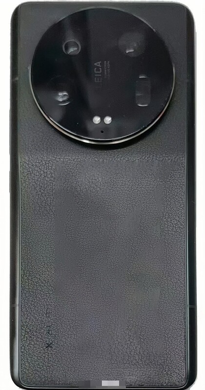 Vermeintliches Realbild des Xiaomi 13 Ultra in finaler Form und schwarzer Vegan Leather Farboption.