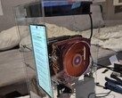 Der absurde Umbau, bei dem zwei PC-Kühlkörper auf das Motherboard eines Nubia Z70 Ultra montiert wurden.