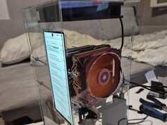 Der absurde Umbau, bei dem zwei PC-Kühlkörper auf das Motherboard eines Nubia Z70 Ultra montiert wurden.