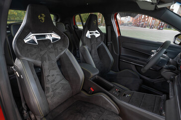 Seitenhalt inklusive: Die Sabelt-Rennsitze mit integrierten Kopfstützen gehören im Competizione zur Serie und sind ebenfalls mit Alcantara bezogen (Bild: Abarth).