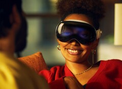 Vision Pro besitzt ein zweites Display auf der Außenseite, um den &quot;Transparenz-Modus&quot; zu signalisieren. (Bild: Apple)