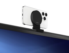 Belkin hält ein Apple iPhone magnetisch an der oberen Kante eines Smart TVs. (Bild: Belkin)