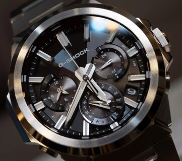 Nahaufnahme der Casio G-Shock GST-W1000D-1A mit schwarzem Zifferblatt, drei Hilfszifferblättern, leuchtenden Stundenmarkierungen und einer Edelstahl-Lünette mit verschiedenen Oberflächenfinishes