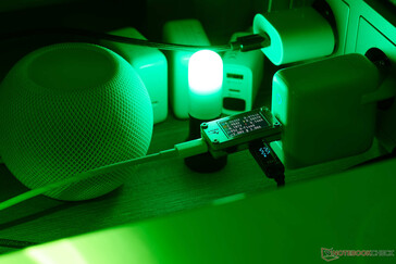 Ankers altes PD2-Netzteil funktioniert ohne Probleme. (Foto: Andreas Sebayang/Notebookcheck.com)