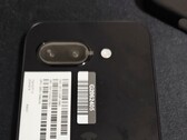 Das Google Pixel 9a setzt auf ein pillenförmiges Kameramodul, das nicht mittig im Gehäuse sitzt. (Bildquelle: @feni_book)