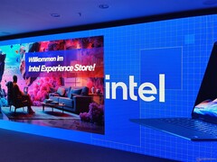 Eine große LED-Wand im Intel Experience Store in München (Bildquelle: Benjamin Herzig)