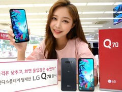 LG hat mit dem Q70 sein erstes Smartphone mit einer Lochaussparung vorgestellt (Quelle: LG)