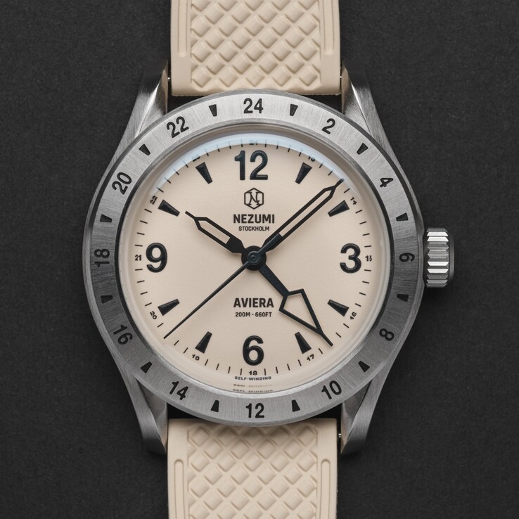 Die Nezumi Aviera GMT-Uhr ist mit einem durchgehend beleuchteten weißen Zifferblatt erhältlich. (Bildquelle: Nezumi Studios)