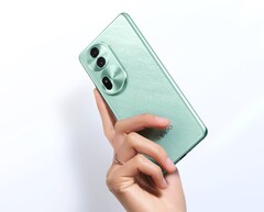 Das Oppo Reno 11 Pro ist auf Wunsch in auffälligem Grün erhältlich. (Bild: Oppo)