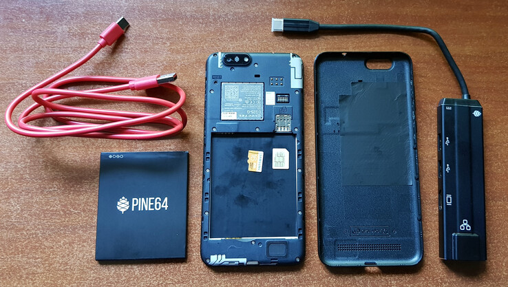 Das PinePhone kommt mit einem wechselbaren Akku (Bild: KDE)