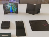 Bilder von TCLs faltbaren Designs, ein Falt-Tablet wie Galaxy Fold und ein Falt-Handy wie Motorola Razr.